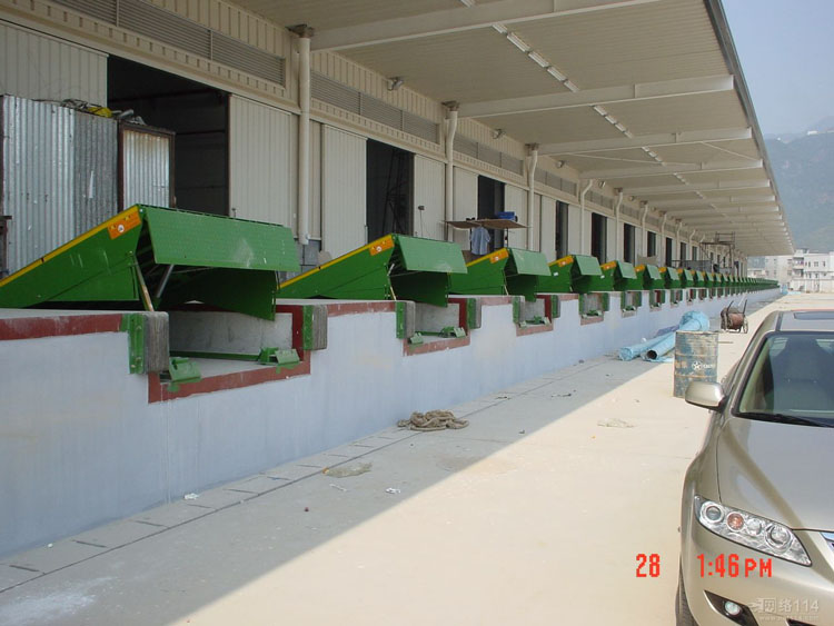 固定式登車橋.jpg 固定式登車橋.jpg