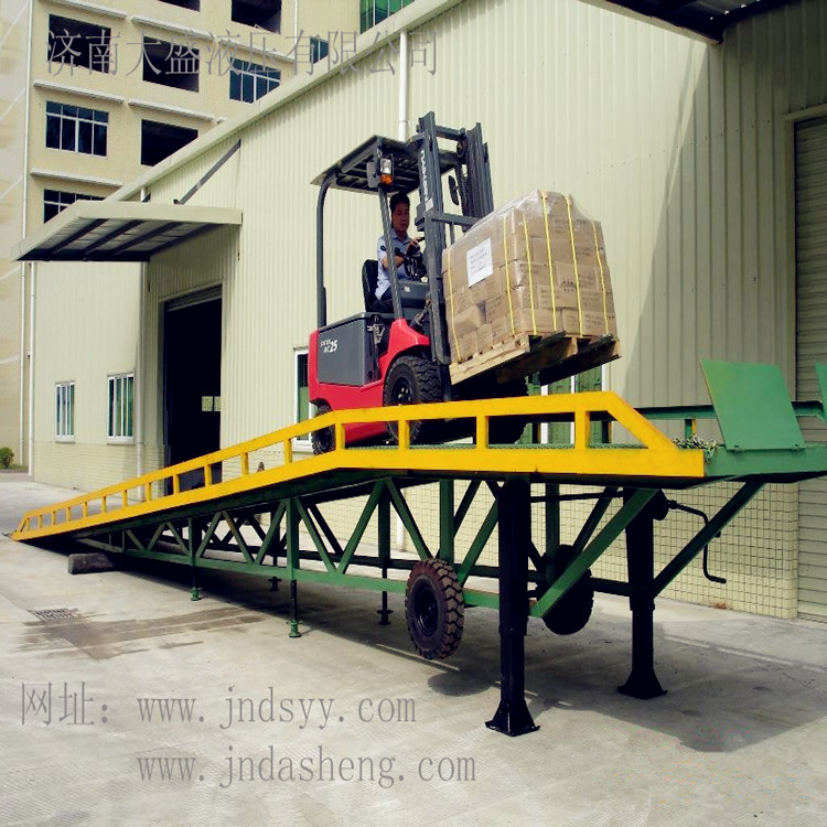 移動(dòng)式登車橋.jpg 移動(dòng)式登車橋.jpg