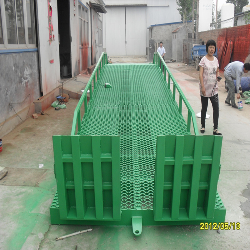 移動(dòng)式登車橋.jpg 移動(dòng)式登車橋.jpg