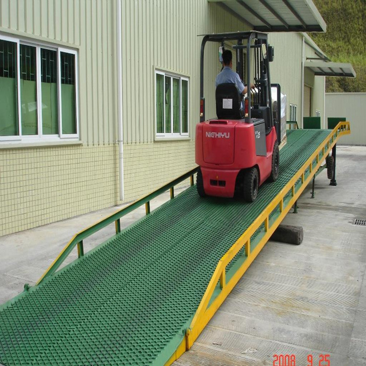 移動(dòng)式登車橋.jpg 移動(dòng)式登車橋.jpg