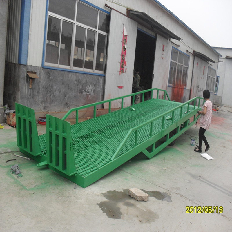 移動(dòng)式登車橋.jpg 移動(dòng)式登車橋.jpg