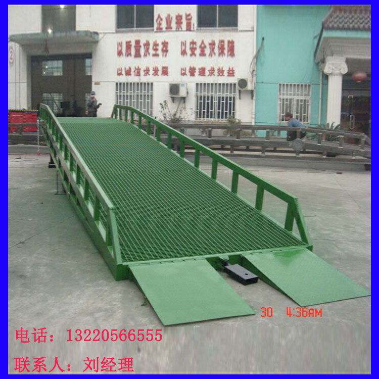 移動(dòng)式登車橋.jpg 移動(dòng)式登車橋.jpg